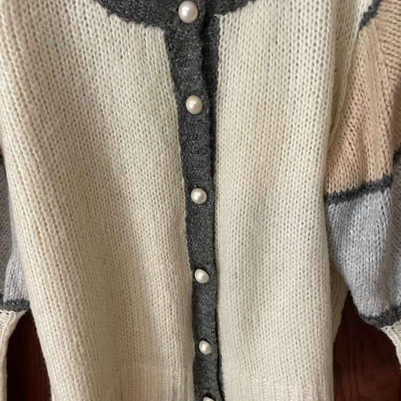 VENUS Cream and Gray Button-Up Cardigan - Picture 4 of 8